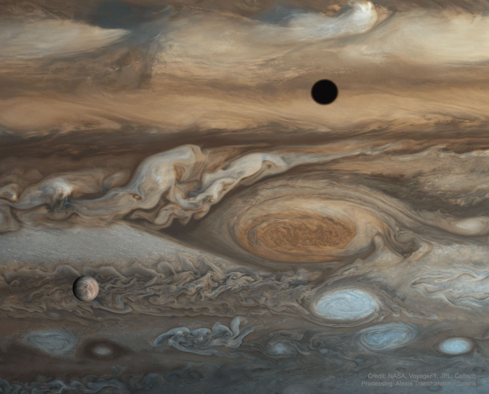 Die Raumsonde Voyager 1 zeigt Jupiter mit dem großen Roten Fleck, dem Mond Europa, dem Schatten von Io und dichten Wolken.