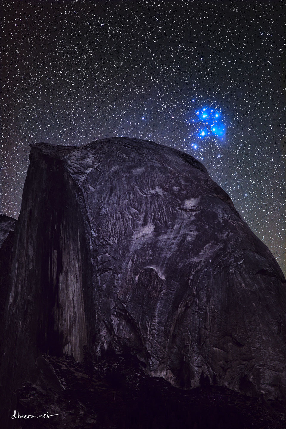 Messier 45, der offene Sternhaufen der Plejaden, leuchtet über dem Half Dome im Yosemite-Nationalpark