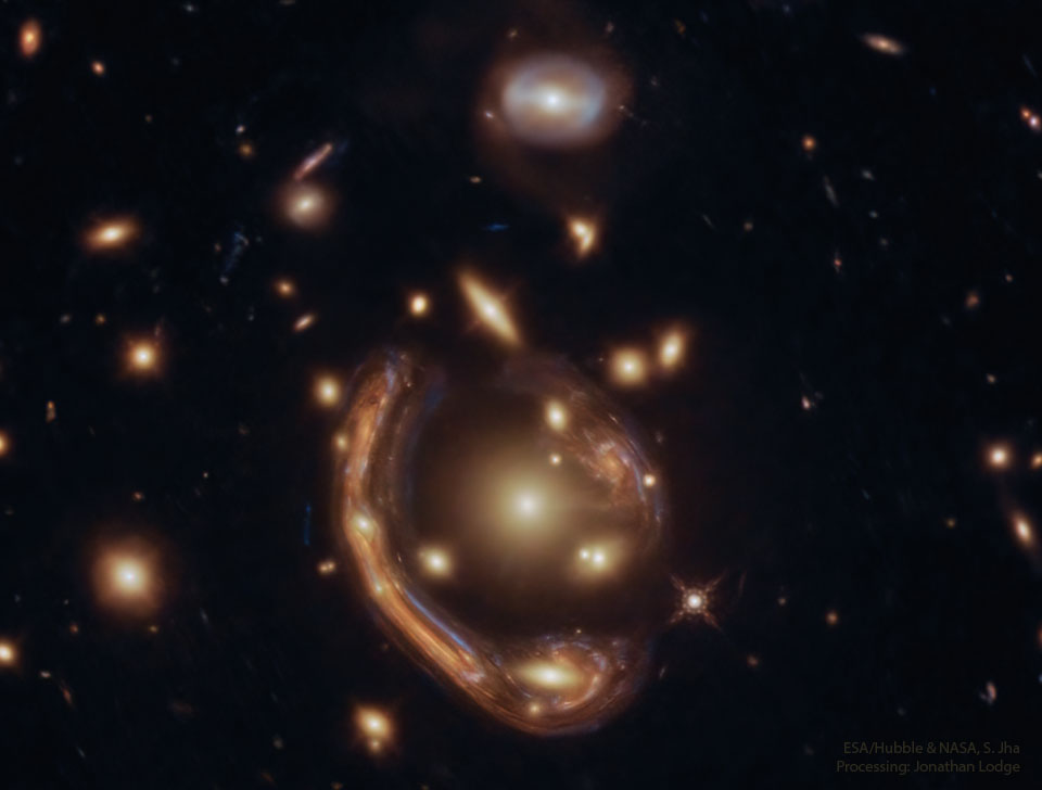 Diese Galaxie ist durch eine Gravitationslinse verzerrt, als wäre sie geschmolzen