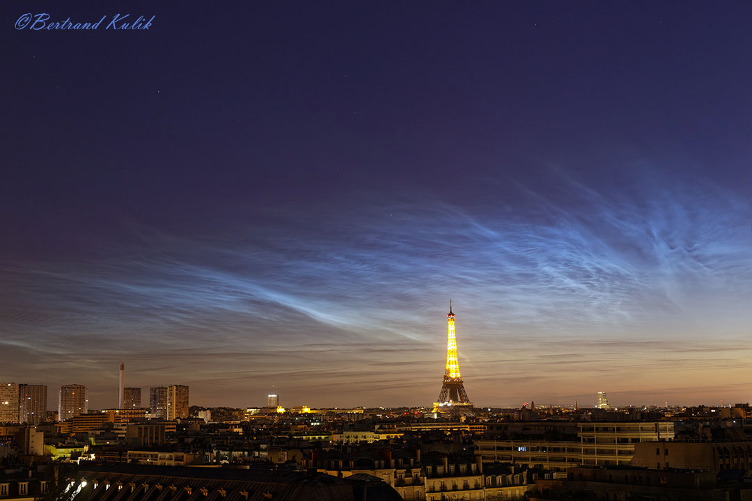 Leuchtende Nachtwolken, auch polare Mesosphärenwolken, schweben über Paris in Frankreich