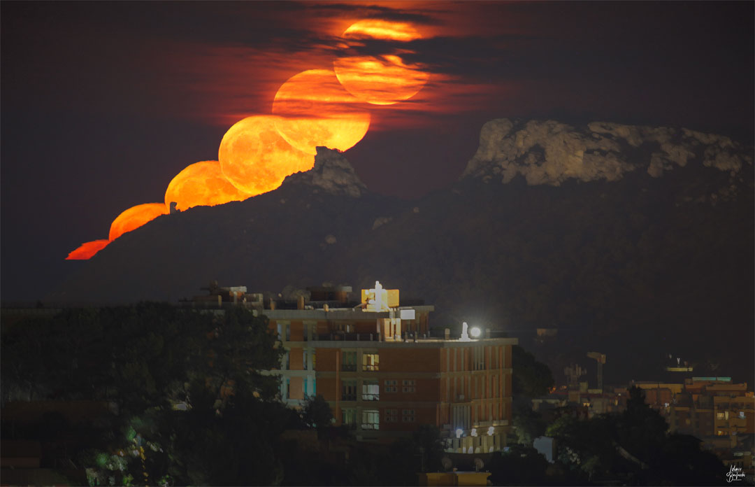 Diese Bildmontage eines Mondaufgangs über dem Teufelssattel wurde bei Cagliari auf Sardinien (Italien) fotografiert.
