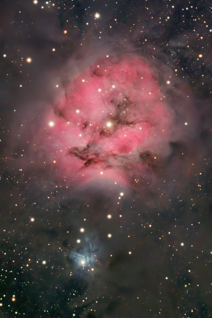 Im Kokonnebel im Sternbild Schwan leuchtet roter angeregter Wasserstoff.