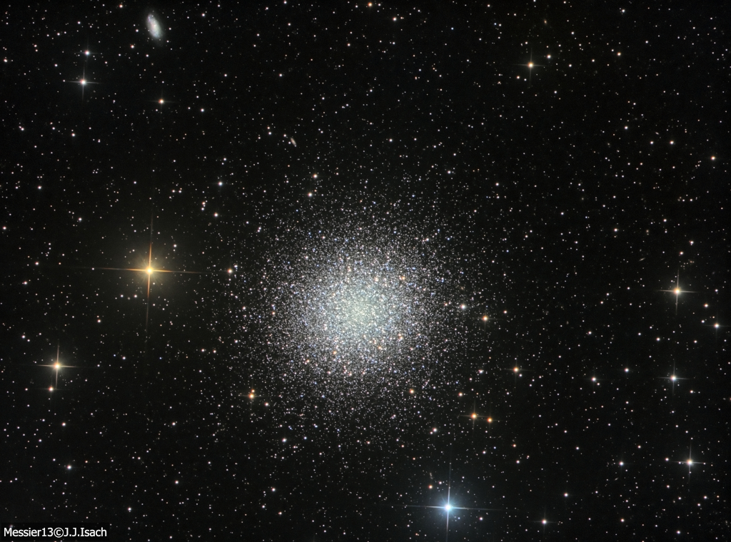 Das Bild zeigt den großen Kugelsternhaufen Messier 13 im Sternbild Herkules
