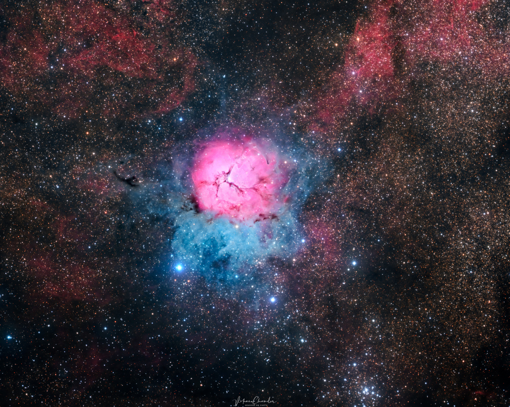 Der Trifidnebel im Sternbild Schütze besteht aus Emissions-, Reflexions und Dunkelnebeln. Seine dreigeteilte Form führt zu seinem landläufigen Namen Trifid.