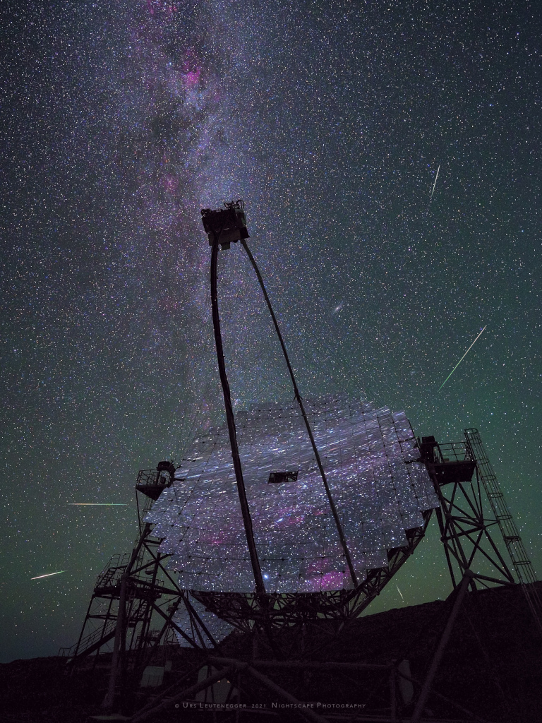 Das Major Atmospheric Gamma Imaging Cherenkov (MAGIC) auf dem Roque de los Muchachos auf der Kanarischen Insel La Palma reflektiert den Sternenhimmel und die Perseïden-Meteore.