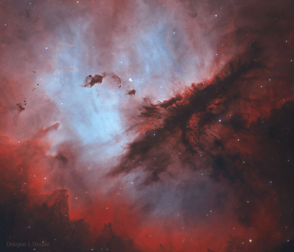Das Bild zeigt den Pacman-Nebel IC 1590 im Sternbild Kassiopeia