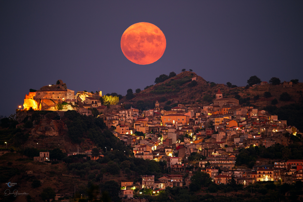 Der Erntemond, ein Vollmond in der Hähe der Herbst-Tag-und-Nachtgleiche, leuchtet über Castiglione di Sicilia.