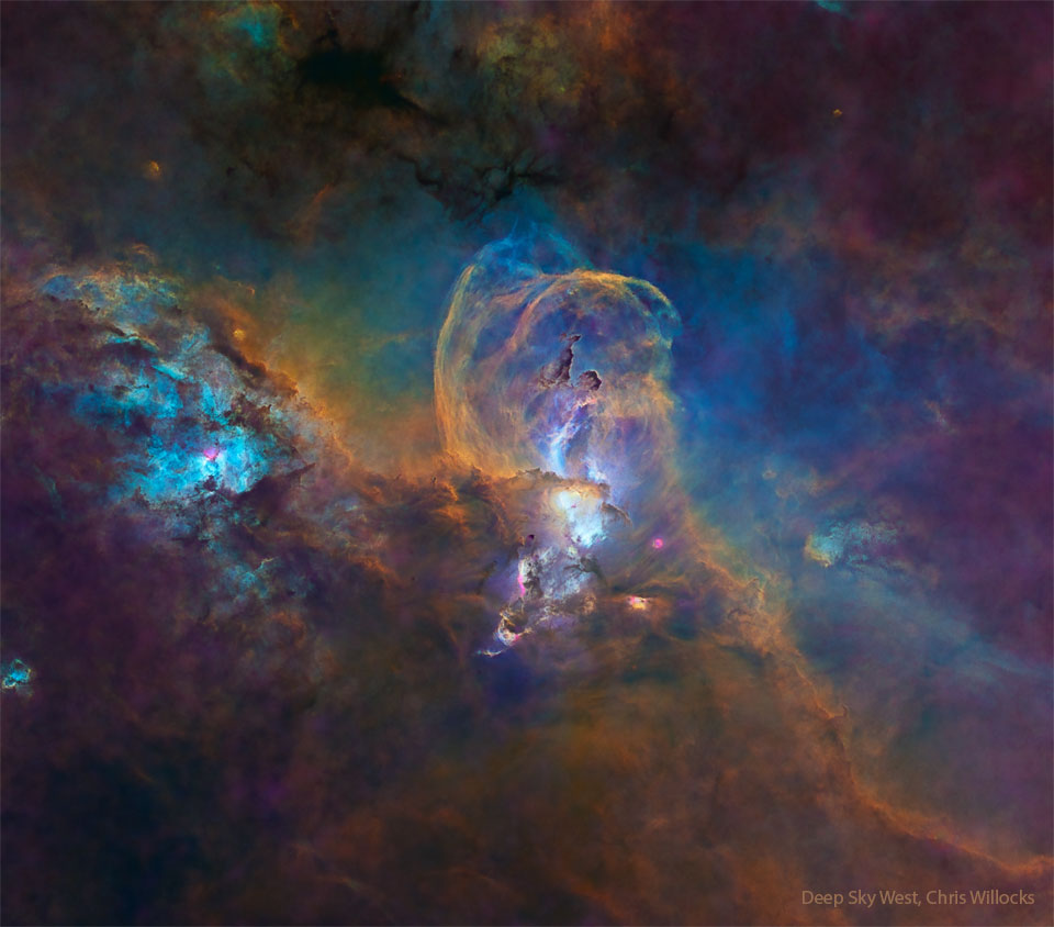 Dieses Bild zeigt den Sternentstehungsnebel NGC 3576 in mehreren Falschfarben. Eine der zentralen Staubstrukturen ähnelt ein wenig der der Freiheitsstatue.