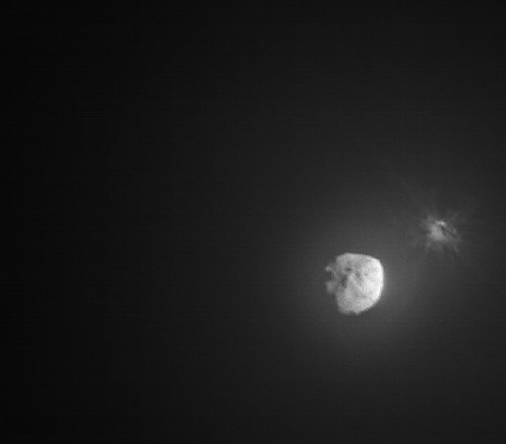 Der italienische LICIACube wurde vor dem Einschlag von DART auf dem Asteroiden Didymos ausgesetzt. Er schickte dieses Bild von der Trümmerwolke zur Erde, das kurz nach dem Einschlag entstand.
