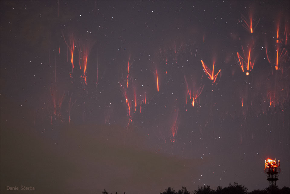 Rote Kobolde blitzen über Hrubý Jeseník (Altvatergebirge) in Tschechien auf.