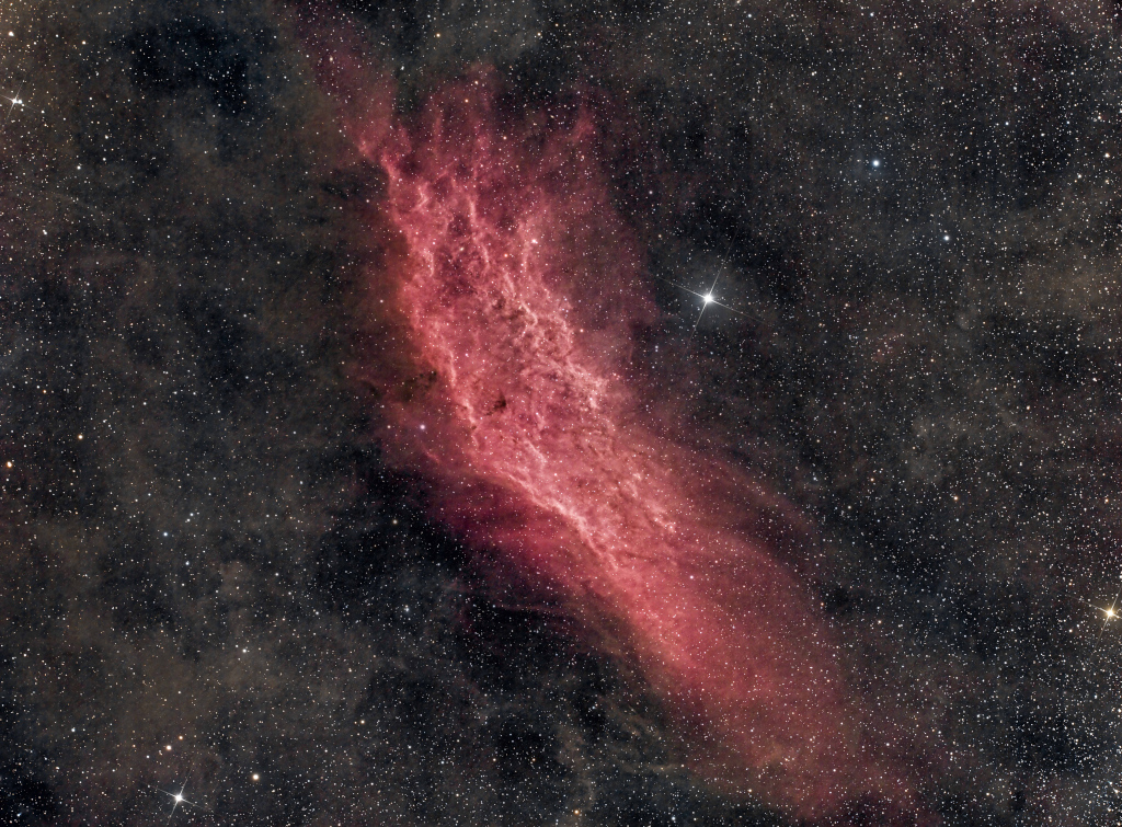 Das Bild zeigt den Kaliforniennebel, der auch als NGC 1499 bezeichnet wird, ein rot leuchtender Emissionsnebel im Sternbild Perseus.
