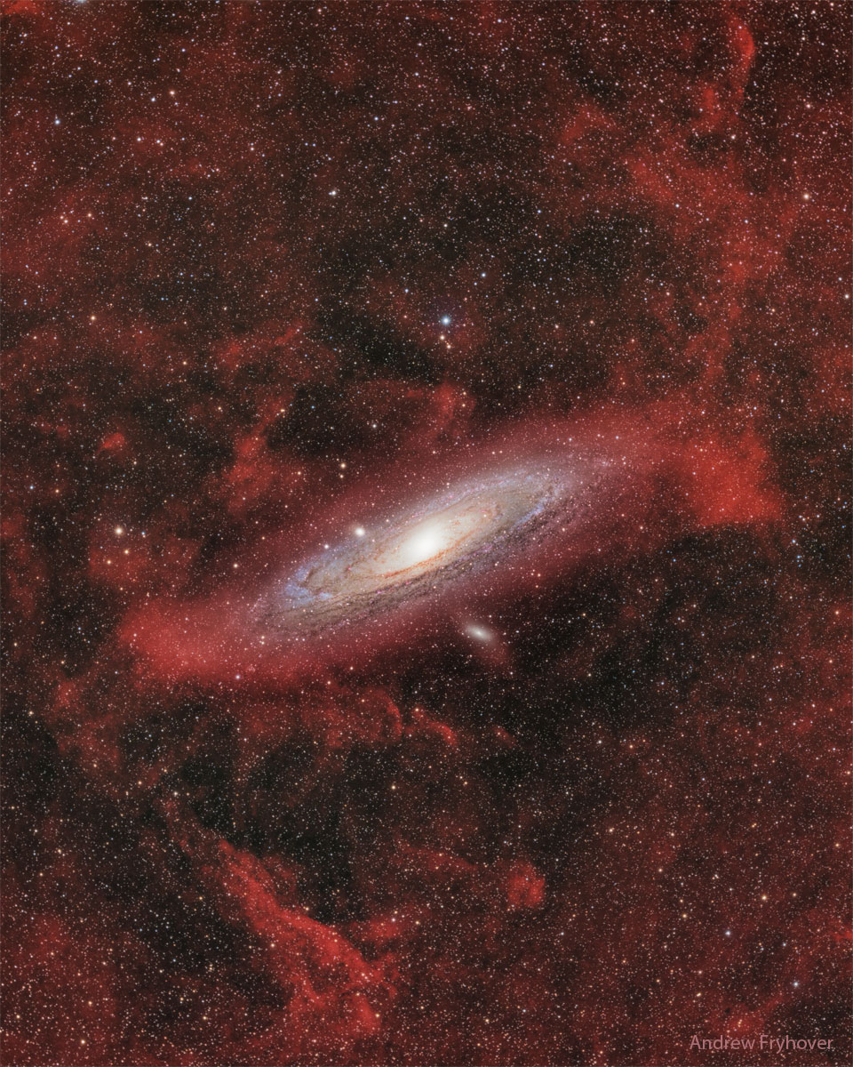 Das Bild zeigt die Andromedagalaxie und einige Zirruswolken in ihrem Halo.