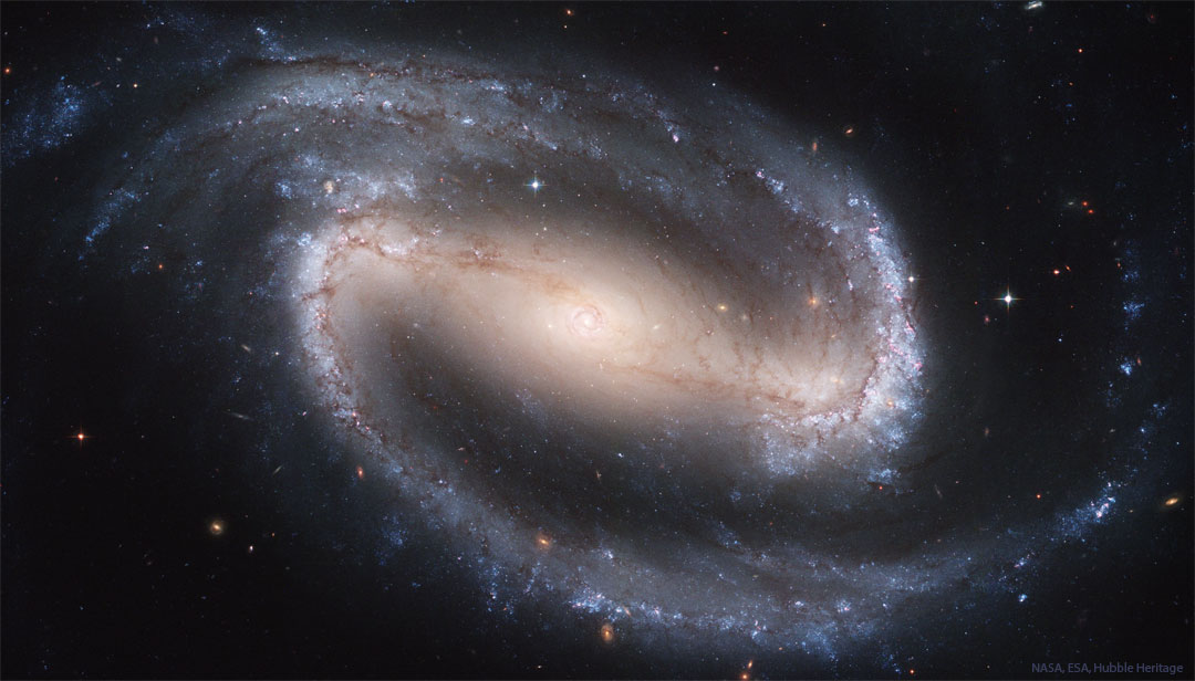Dieses detailreiche Bild des Weltraumteleskops Hubble zeigt die Balkenspiralgalaxie NGC 1300.