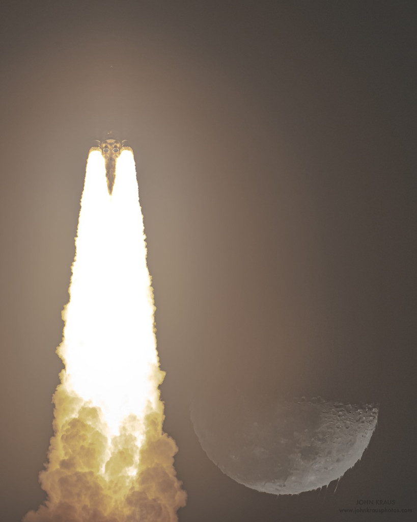 Das Bild zeigt die SLS-Rakete beim Start des Raumschiffs Orion, als sie am Mond vorbeiflog.