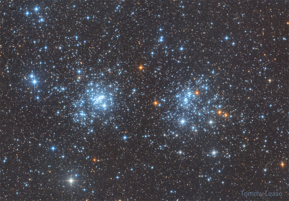Das Bild zeigt den Doppelsternhaufen h und Chi Perseus im Sternbild Perseus, der aus zwei Haufen mit bläulichen Sternen besteht.