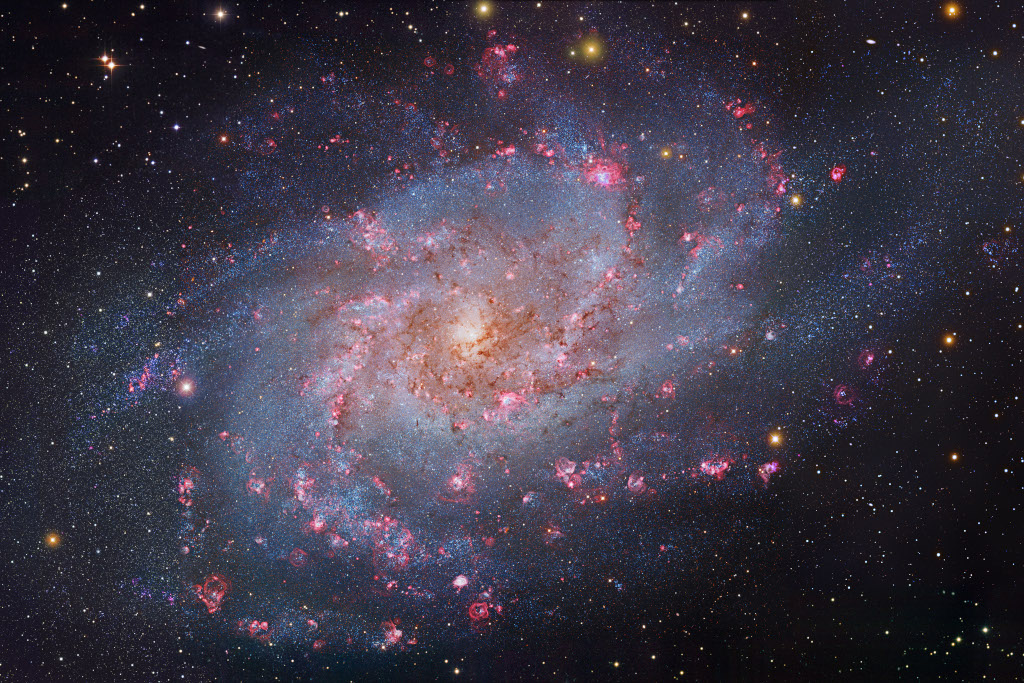 Die Galaxie Messier 33 im Sternbild Triangulum - Dreieck hat lose gewundene Spiralarme mit vielen rosaroten Sternbildungsregionen und ist die drittgrößte Galaxie der Lokalen Gruppe.