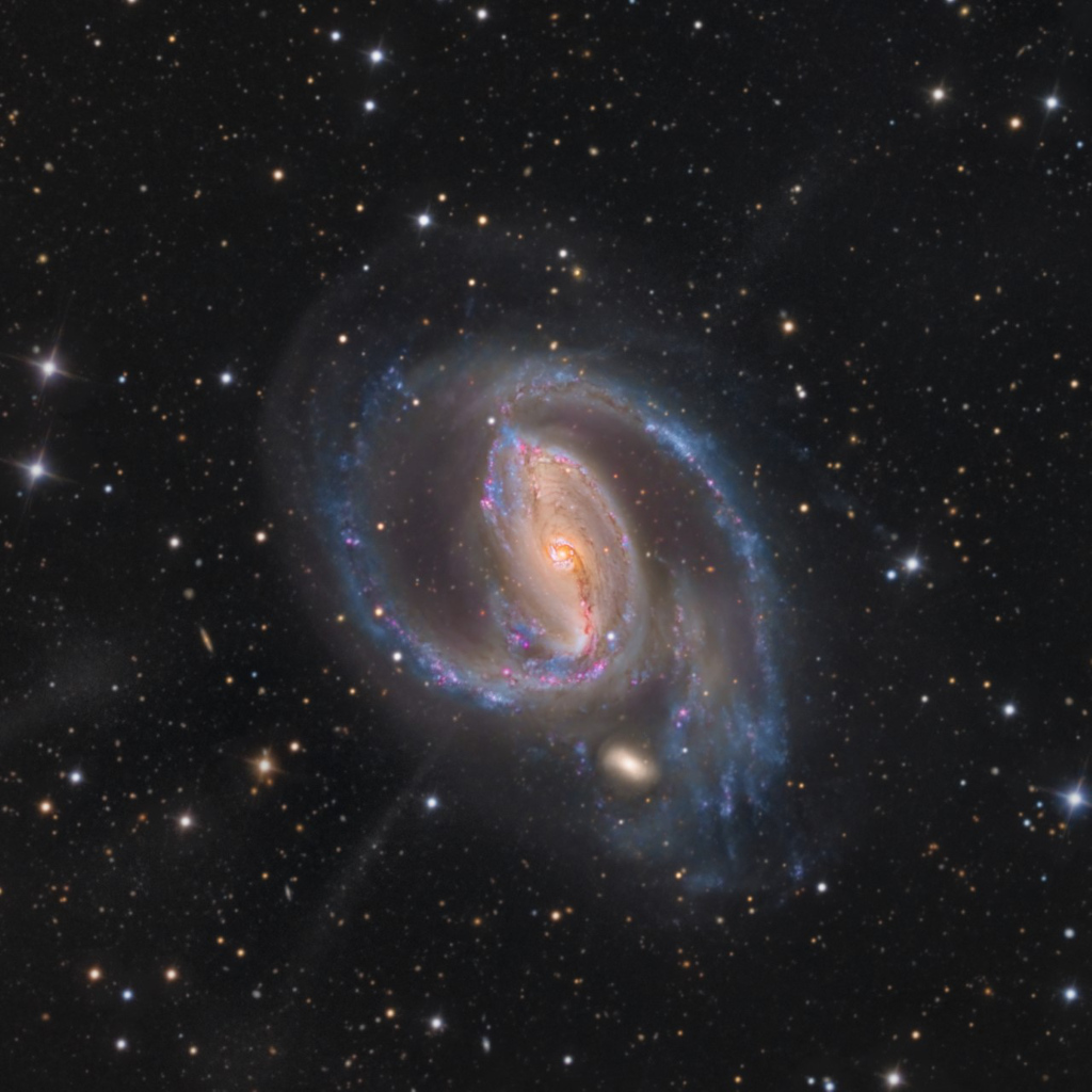 Das Bild zeigt die Spiralgalaxie NGC 1097 im Sternbild Fornax mit ihren rätselhaften Strahlen.