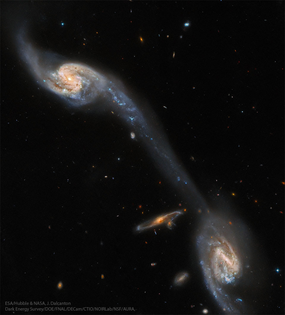 Das Bild zeigt eine Hubble-Aufnahme von Wilds Triplett, eine Anordnung von Galaxien im Sternbild Jungfrau, von denen zwei miteinander wechselwirken.