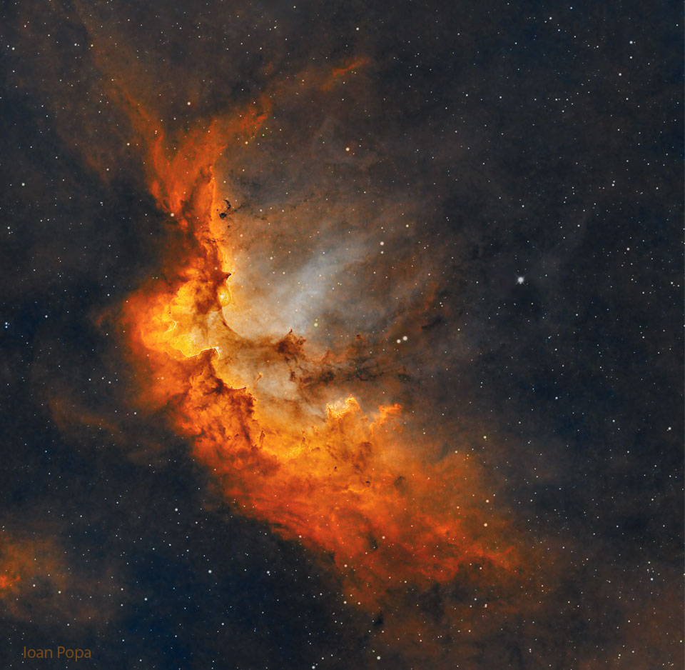 Das Bild zeigt den Hexernebel im Sternbild Kepheus, in dem ein offener Sternhaufen entsteht.