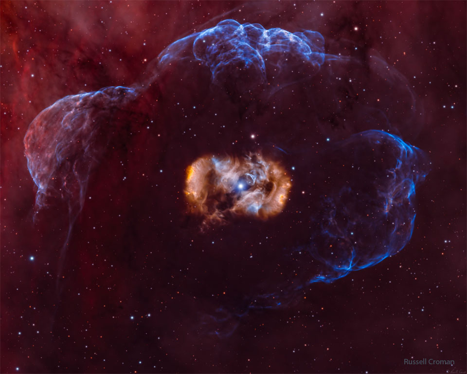 Das Bild zeigt einen heißen O-Stern im Sternbild Winkelmaß (Norma), der Drachenei genannt wird, er ist von einem Nebel umgeben.