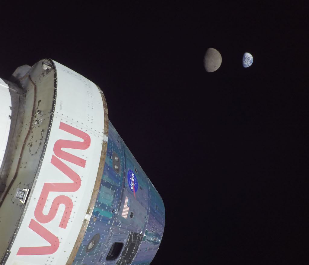 Das Bild zeigt das Raumschiff Orion im Vordergrund, dahinter sind der Erdmond und der Planet Erde in großer Entfernung zu sehen.