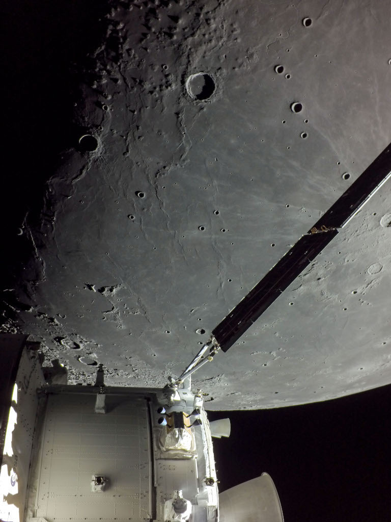Eine Kamera an Bord des Raumschiffs Orion zeigt einen Teil der Kapsel vor der Mondoberfläche