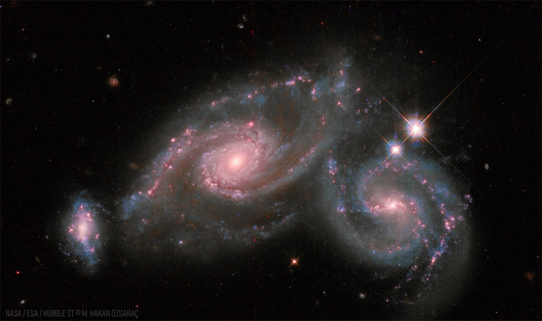 Die Galaxien  in Arp 274 im Sternbild Jungfrau stehen nahe beisammen und werden bald kollidieren.