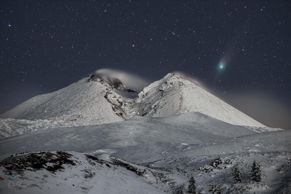 Komet ZTF am Nachthimmel über dem verschneiten Ätna in Italien