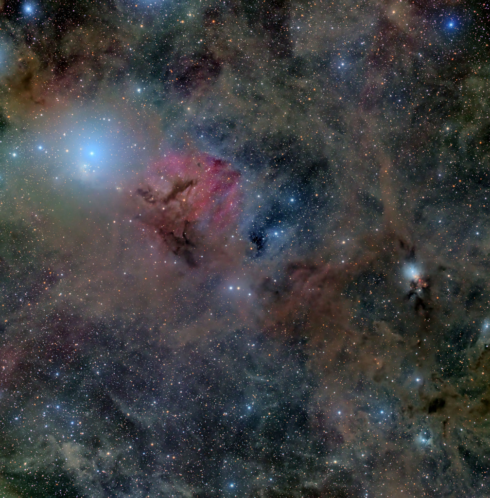 Das 6 Grad große Sichtfeld im Sternbild Perseus zeigt Staubwolken und junge Sternhaufen in der Perseus-Molekülwolke.