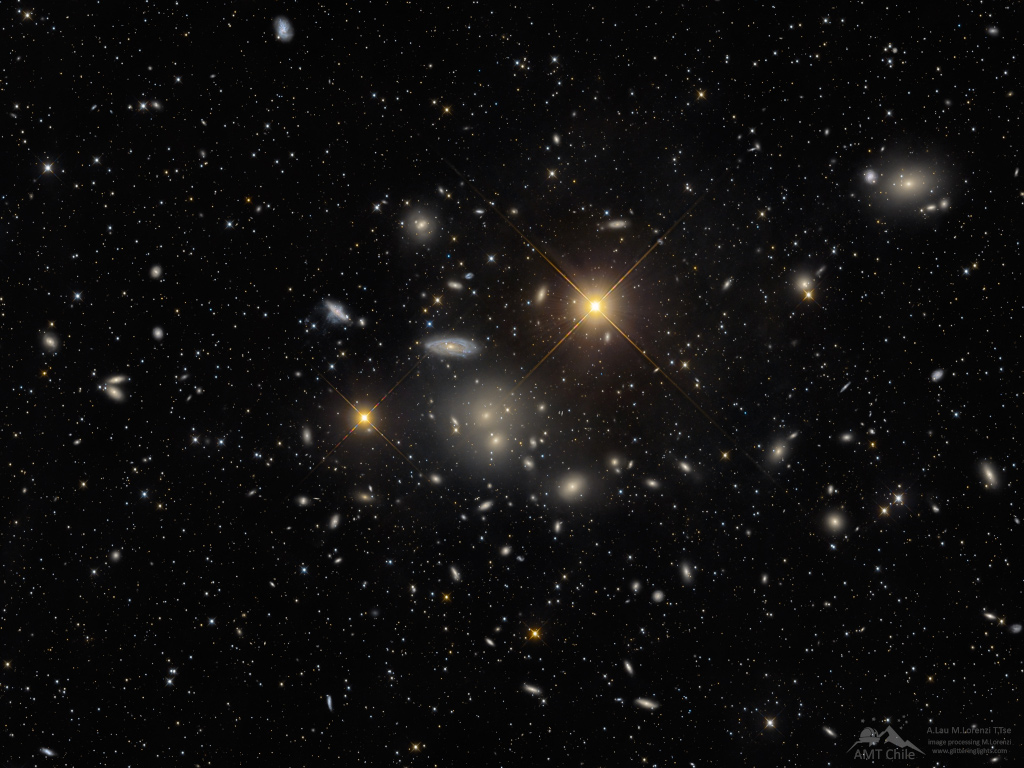 Im Bild wimmelt es von Galaxien, die allesamt zum Hydra-Galaxienhaufen im Sternbild Wasserschlange gehören.