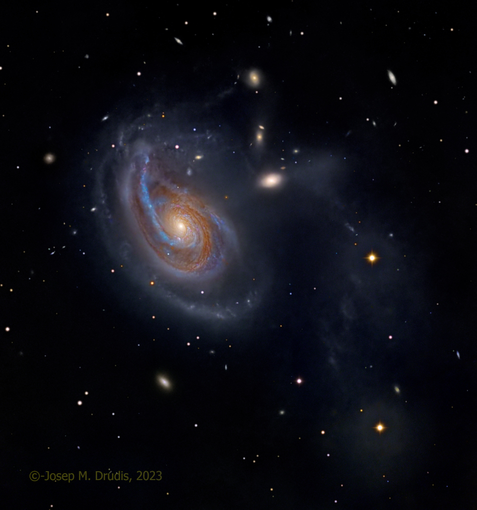 Das Bild zeigt eine Galaxie mit markanten Spiralarmen, von denen einer stark herausgezogen wirkt.