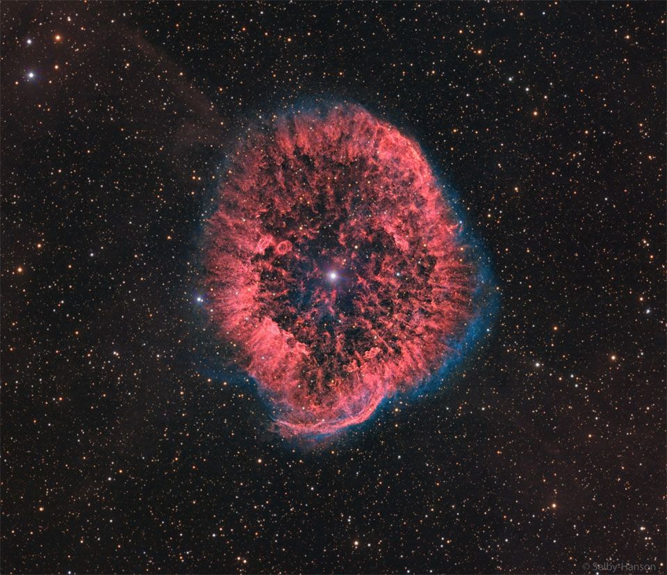 Das Objekt in der Bildmitte sieht aus wie die rote Iris eines unheimlichen Auges, es wird von den Sternwinden eines riesigen Sterns gebildet.