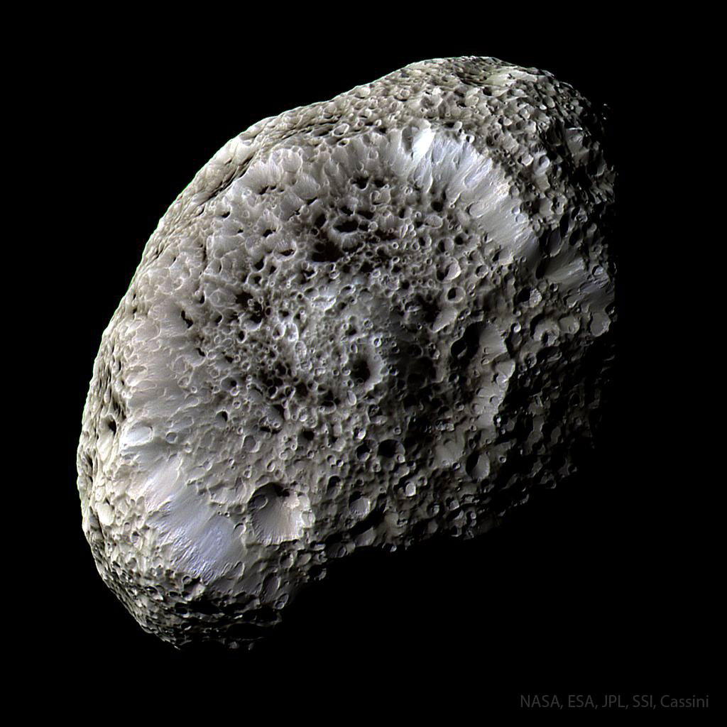 Der kleine Saturnmond Hyperion sieht aus wie ein Schwamm, weil seine Krater tief ins lose Geröll gerammt sind.
