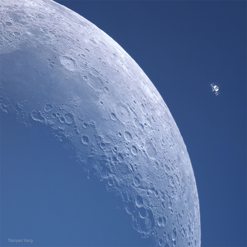 Das bläulich gefärbte Bild zeigt links ein Viertel des Mondes, das von Kratern übersät ist. Rechts schwebt die im Vergleich winzige Internationale Raumstation ISS.
