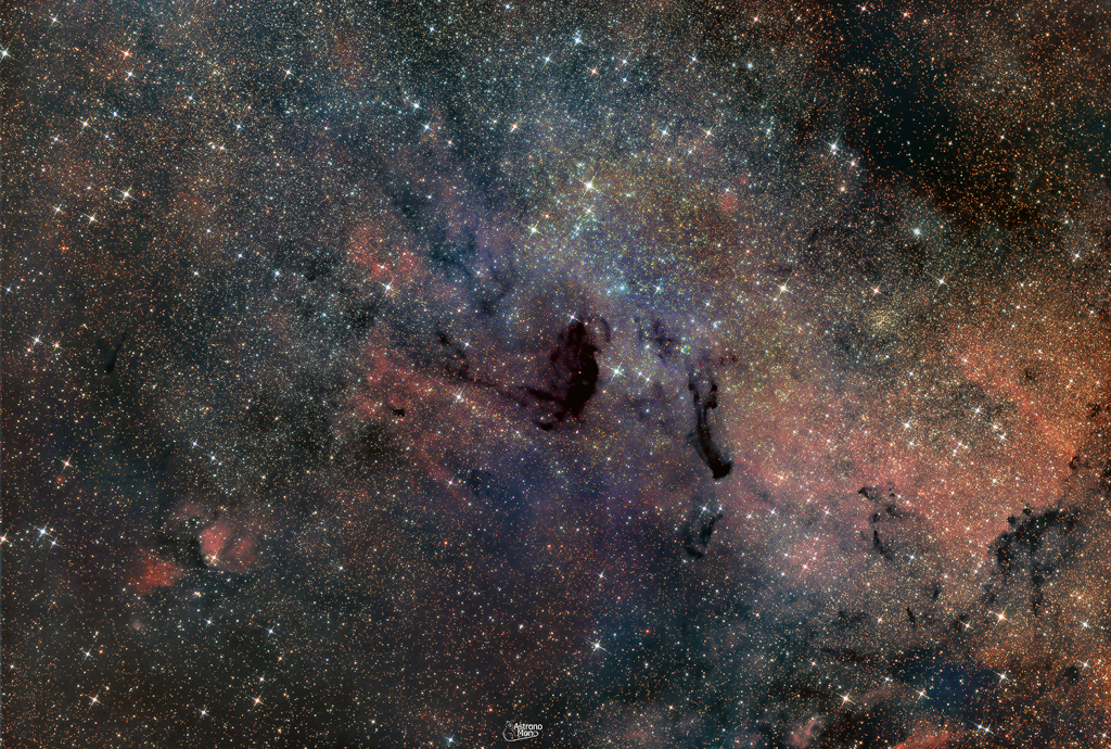 Messier 24 ist eine Lücke in einer Staubwolke im Sternbild Schütze, durch die man ferne Sterne sieht.