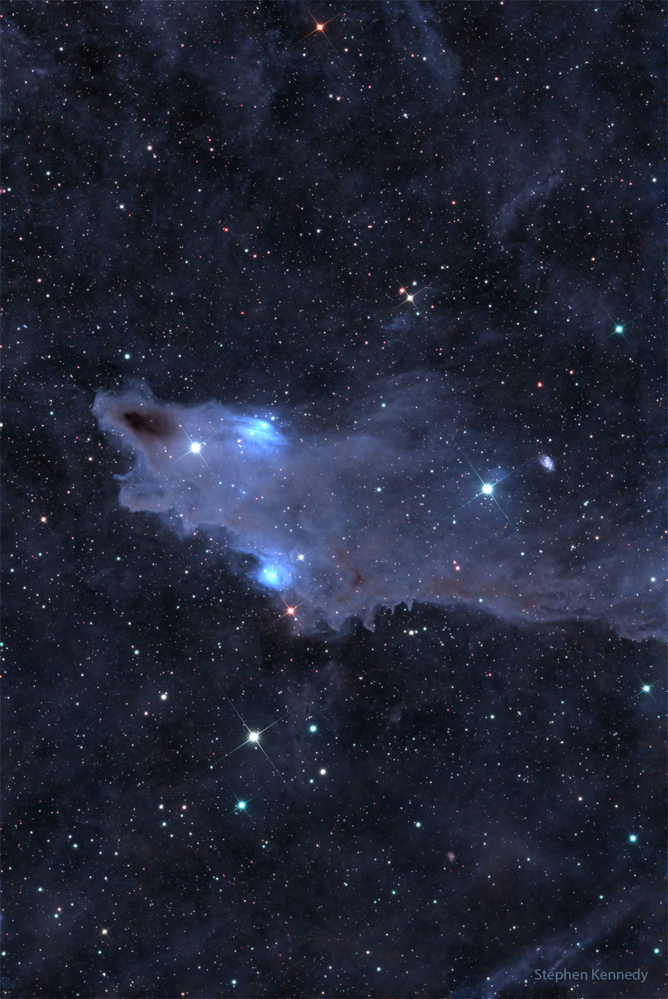 Der Hainebel im Sternbild Kepheus ist eine blau leuchtende Wolke aus Staub und Gas. Sie leuchtet in der Bildmitte.