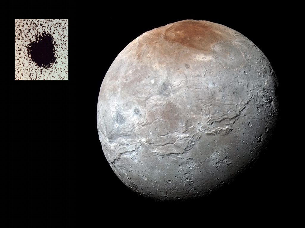 Der Mond Charon ist grau und besitzt im Bild markante geologische Strukturen, der obere Pol ist rötlich gefärbt. Links oben zeigt ein Einschub den Mond als kleine Beule auf einem Bild, das von der Erde aus gemacht wurde.