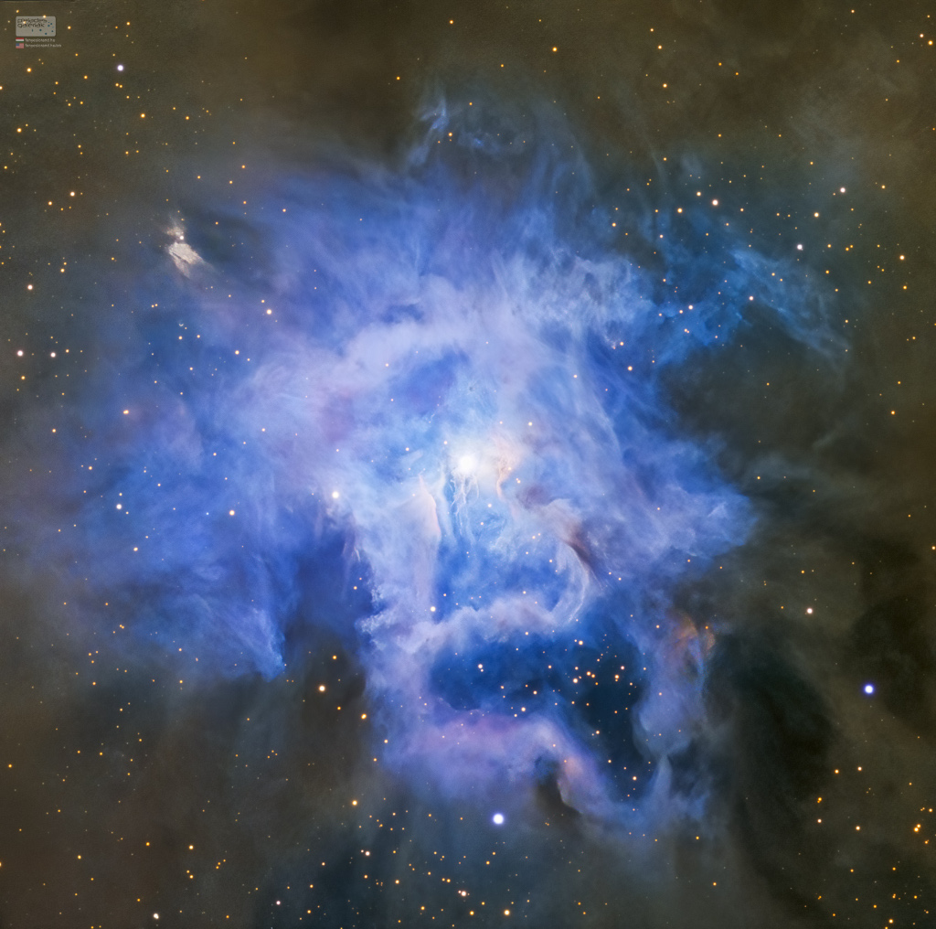 Im Bild leuchtet fast bildfüllend ein blauer Nebel mit einem hellen Stern in der Mitte. Er erinnert an die Blüte einer Iris. Er wird als NGC 7023 oder Irisnebel bezeichnet.