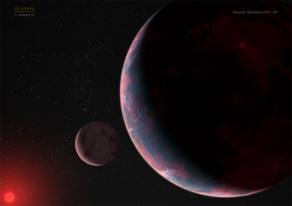 Links unten leuchtet ein kleiner roter Stern, in der Mitte ist eine kleinere Sichel eines Mondes, rechts füllt die beleuchtete Sichel eines Planeten das halbe Bild.