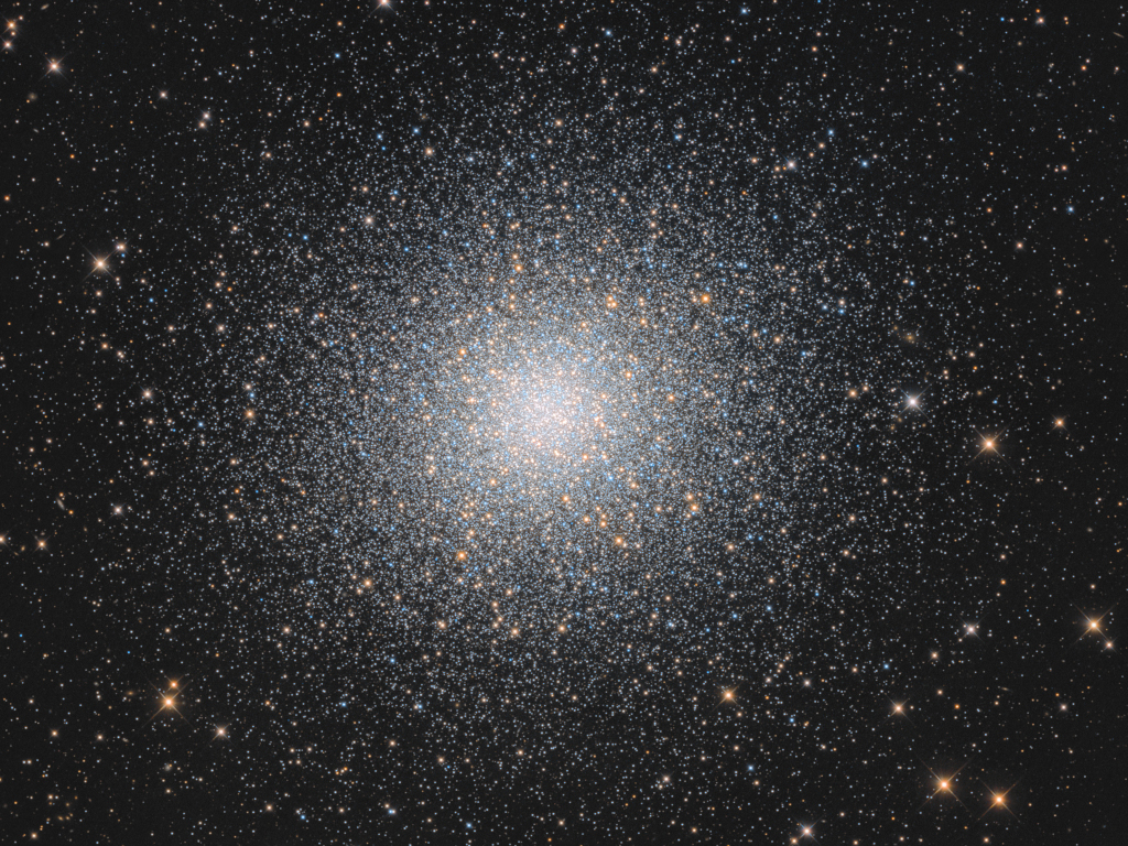 Mitten im Bild ist einer der größten Kugelsternhaufen am Himmel im Sternbild Herkules, der von Charles Messier als M13 katalogisiert wurde.