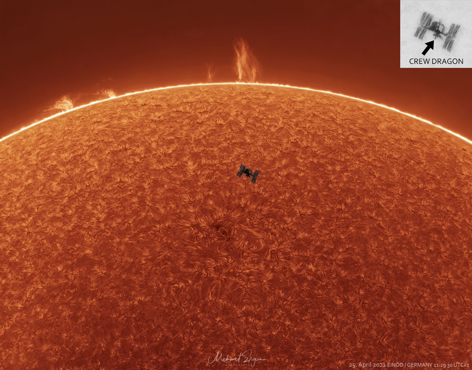 Im unteren Teil des Bildes ist die Sonne orangefarben dargestellt, man sieht ihre Struktur, der obere Rand ist hell, es steigen Protuberanzen auf. Vor der Sonne ist die dunkle Silhouette der Internationalen Raumstation ISS. Rechts oben in einem Bildeinschub die Crew-Dragon-Kapsel markiert.