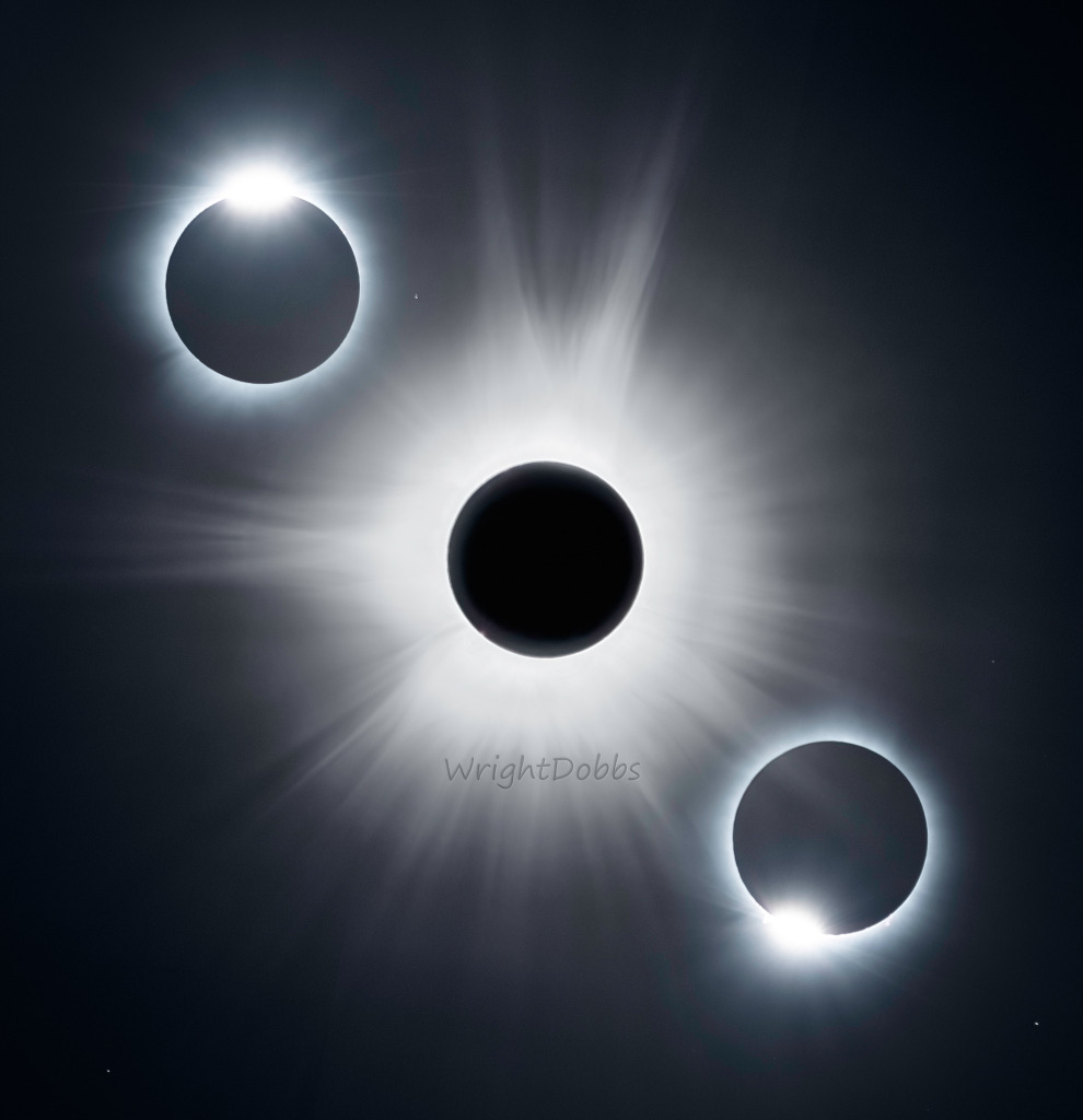Drei Phasen der Sonnenfinsternis verlaufen diagonal im Bild. In der MItte ist die Totalität mit der prachtvollen Sonnenkorona, links oben am oberen Ende des Mondes ein Diamantring und rechts unten ein Diamant am unteren Ende des Mondes.