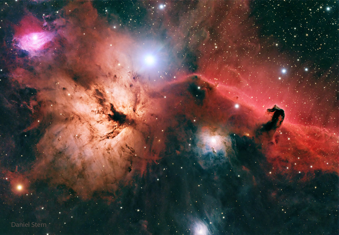 Das Sternfeld zeigt den Stern Alnitak in Orions Gürtel, den Flammennebel und den Pferdekopfnebel.