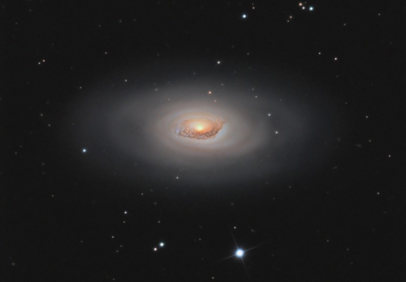 Die Galaxie Messier 64 (M64) im Sternbild Haar der Berenike sieht aus wie ein blaues Auge.