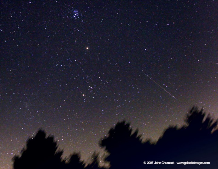 Nachthimmel über Yellow Springs in Ohio mit Plejaden, Hyaden, Mars, Aldebaran und einem Meteor der Perseiden.