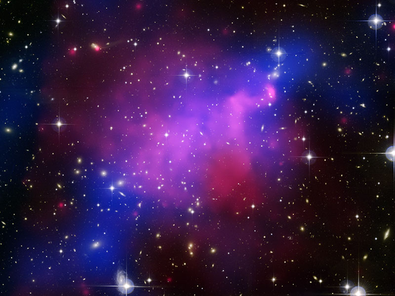 In Abell 520 kollidieren riesige Galaxienhaufen, die Verteilung von normaler und Dunkler Materie ist unterschiedlich.