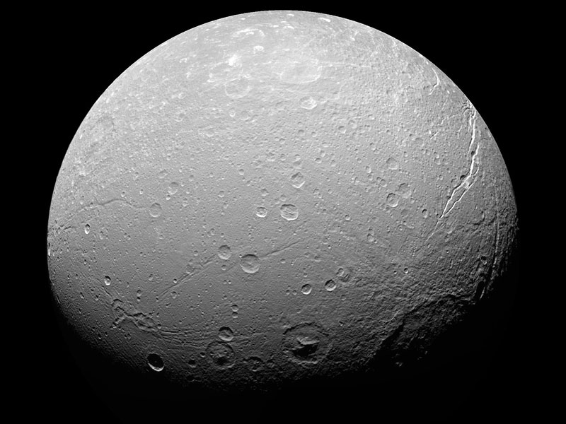 Der Saturnmond Dione ist unterschiedlich stark mit Kratern übersät, wie Bilder der Raumsonde Cassini zeigen.