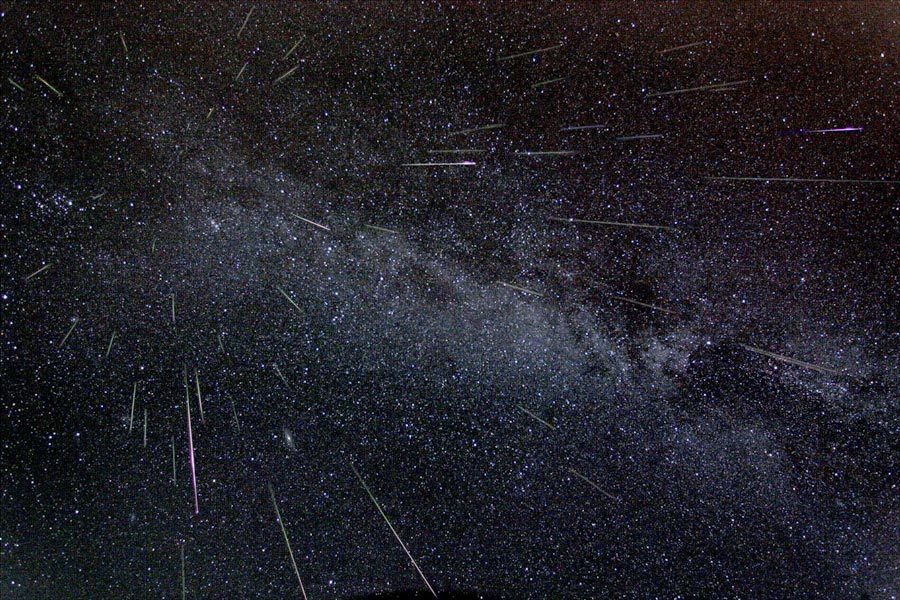Das Bild zeigt 51 Meteore der Perseiden vor der Milchstraße.