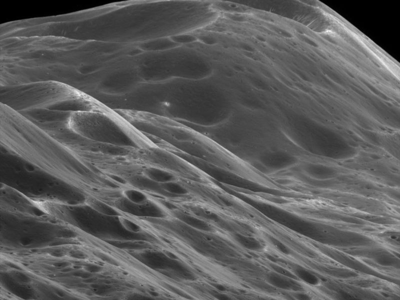 Cassini zeigt den walnussförmigen Saturnmond Iapetus.