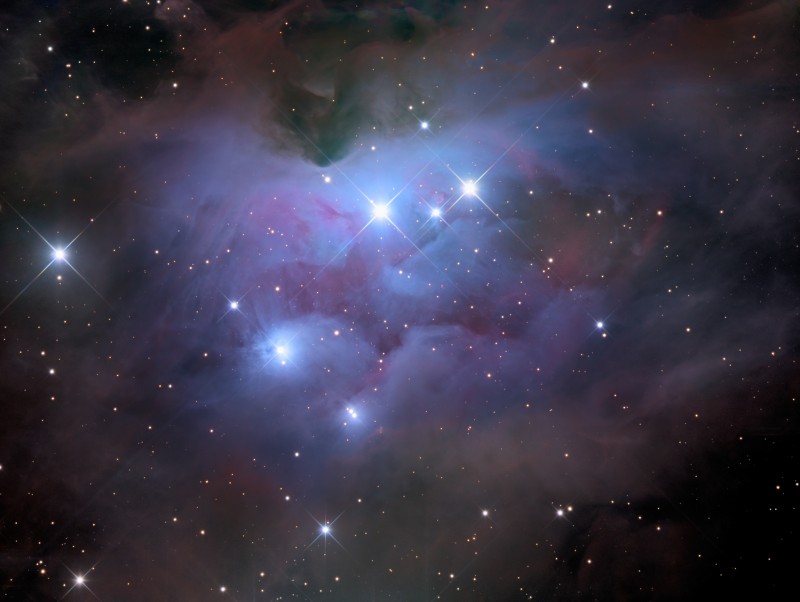 Die blauen Reflexionsnebel im Bild sind als NGC 1977, NGC 1975 und NGC 1973 katalogisiert. In der Mitte erkennt man mit viel Fantasie einen laufenden Mann.